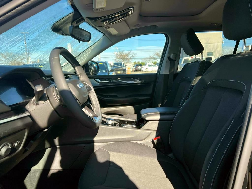 Certified 2023 Jeep Grand Cherokee Laredo image 16