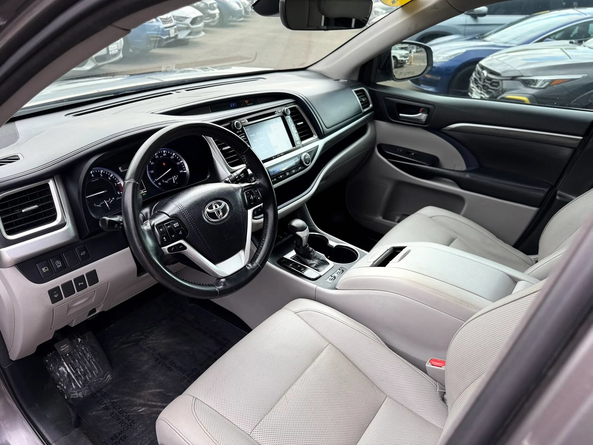 Used 2018 Toyota Highlander Limited w/ Carpet Mat Package (TMS) AWD/4WD image 11