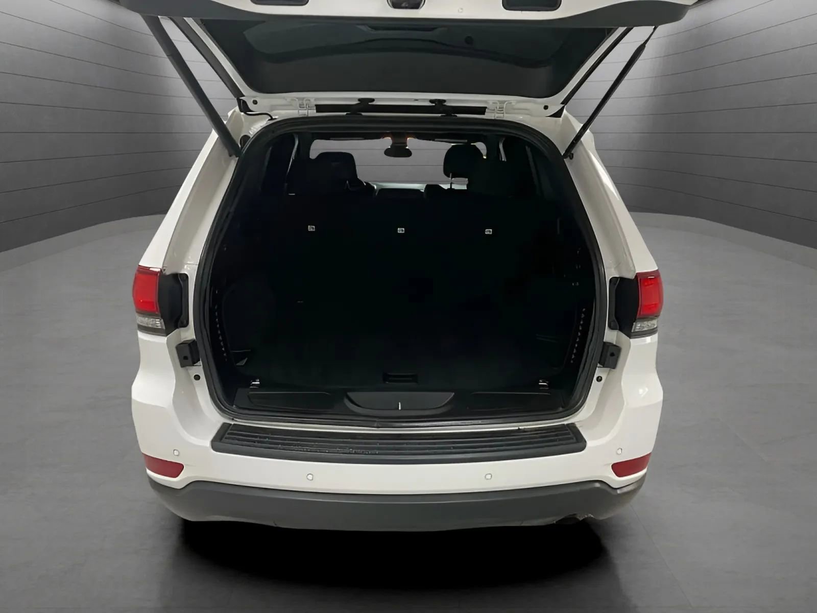Used 2019 Jeep Grand Cherokee Laredo RWD image 13