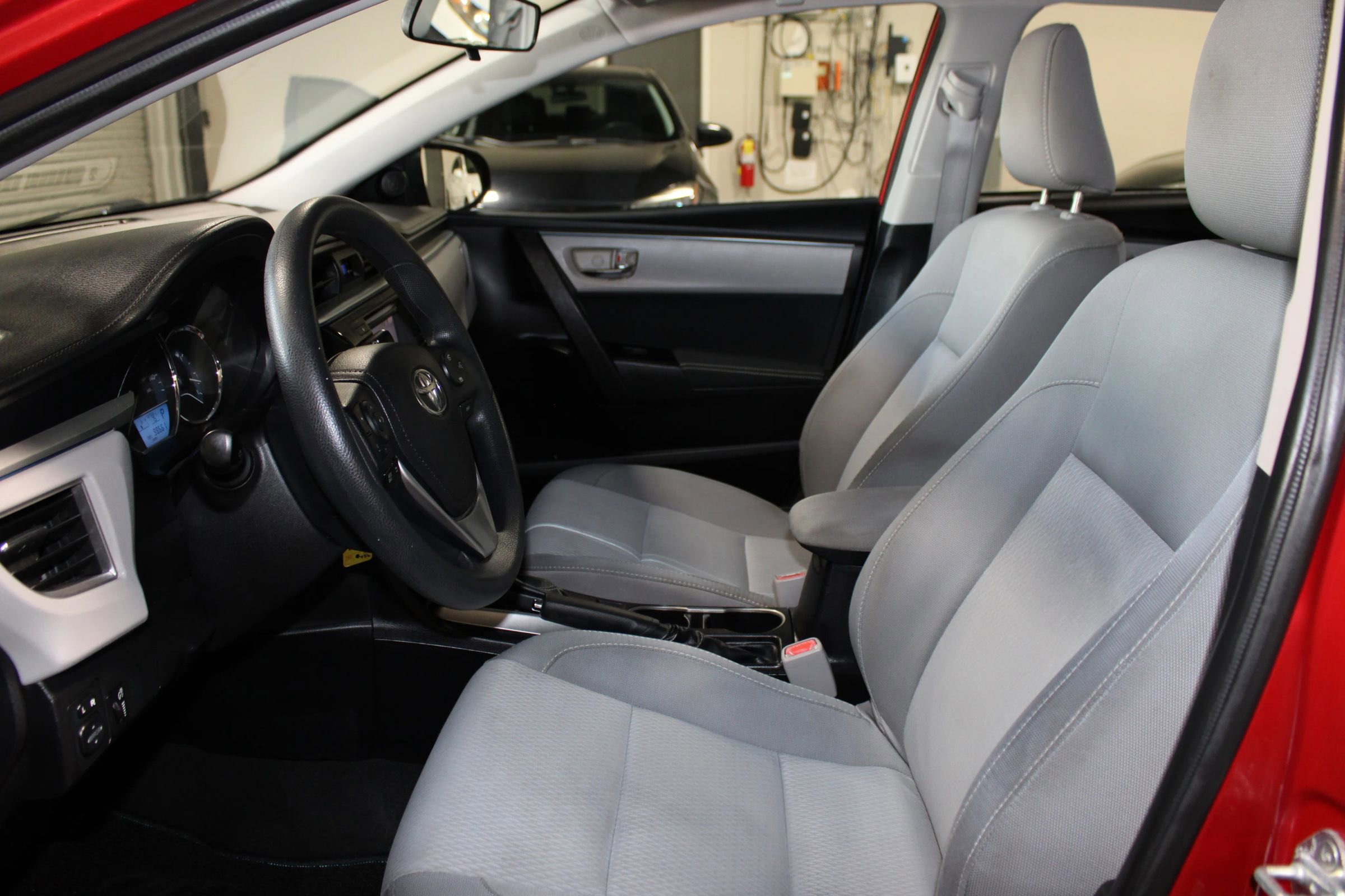 Used 2015 Toyota Corolla LE FWD image 21