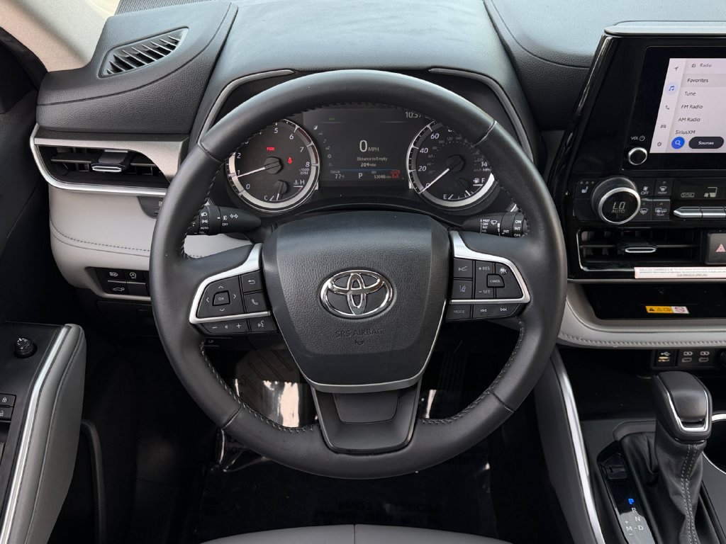 Used 2024 Toyota Highlander XLE AWD/4WD image 18