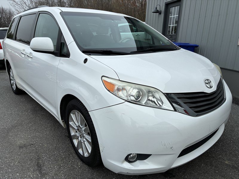 Used 2013 Toyota Sienna XLE w/ Entertainment Pkg image 3
