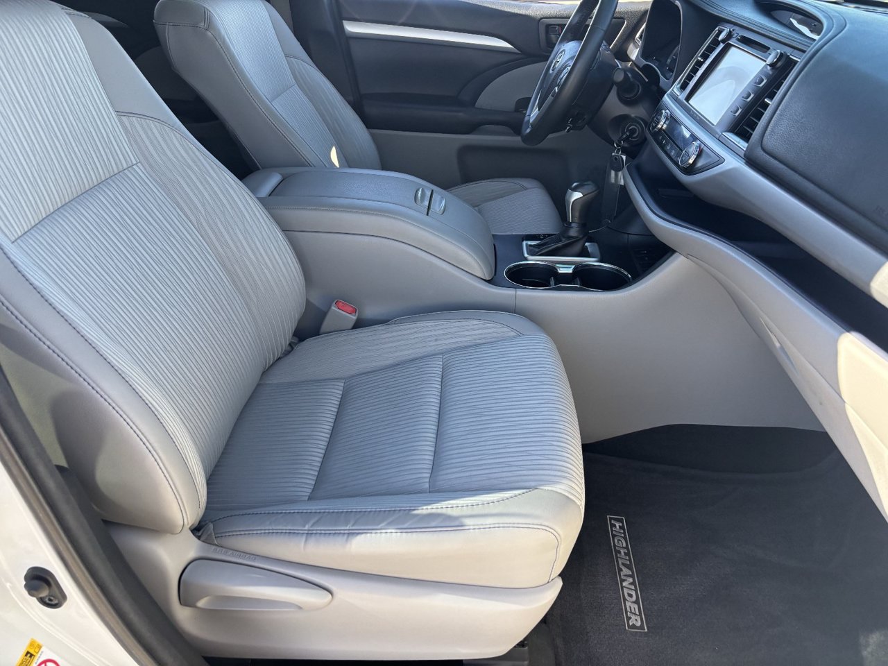 Used 2017 Toyota Highlander Plus w/ Carpet Mat Package FWD image 9