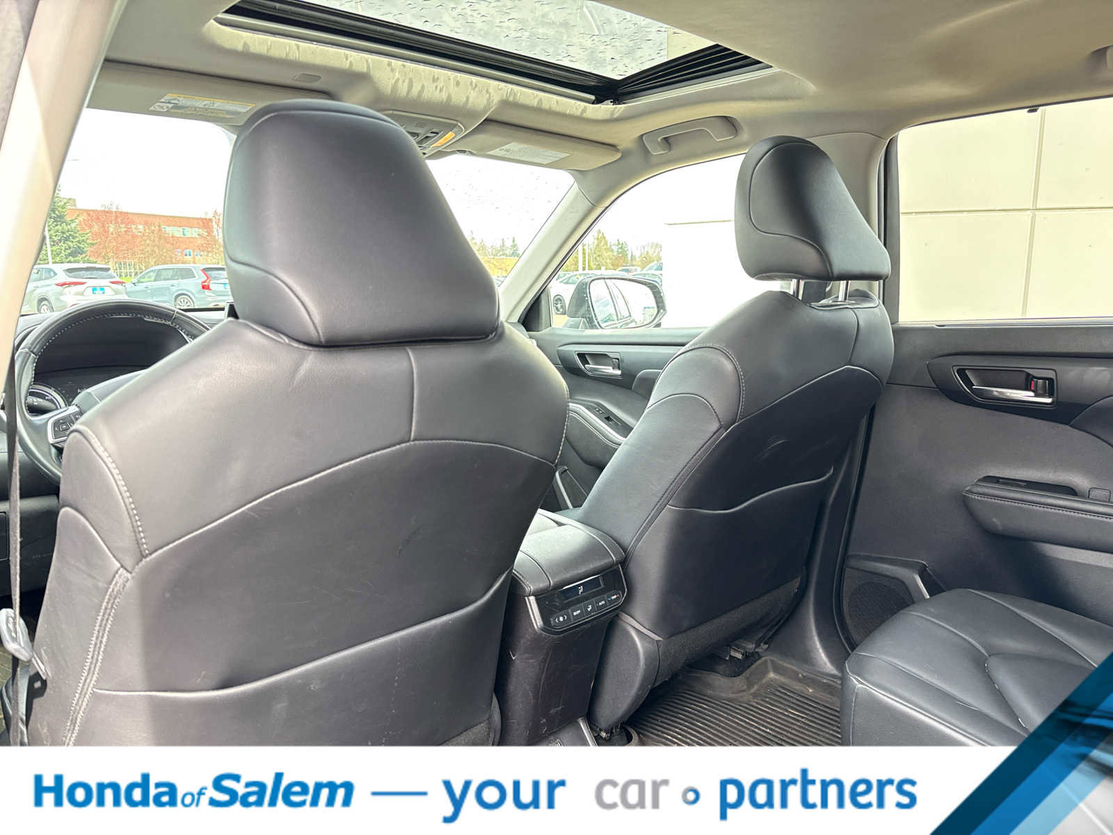 Used 2020 Toyota Highlander XLE image 12