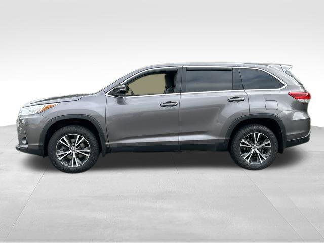 Used 2019 Toyota Highlander LE AWD/4WD image 2
