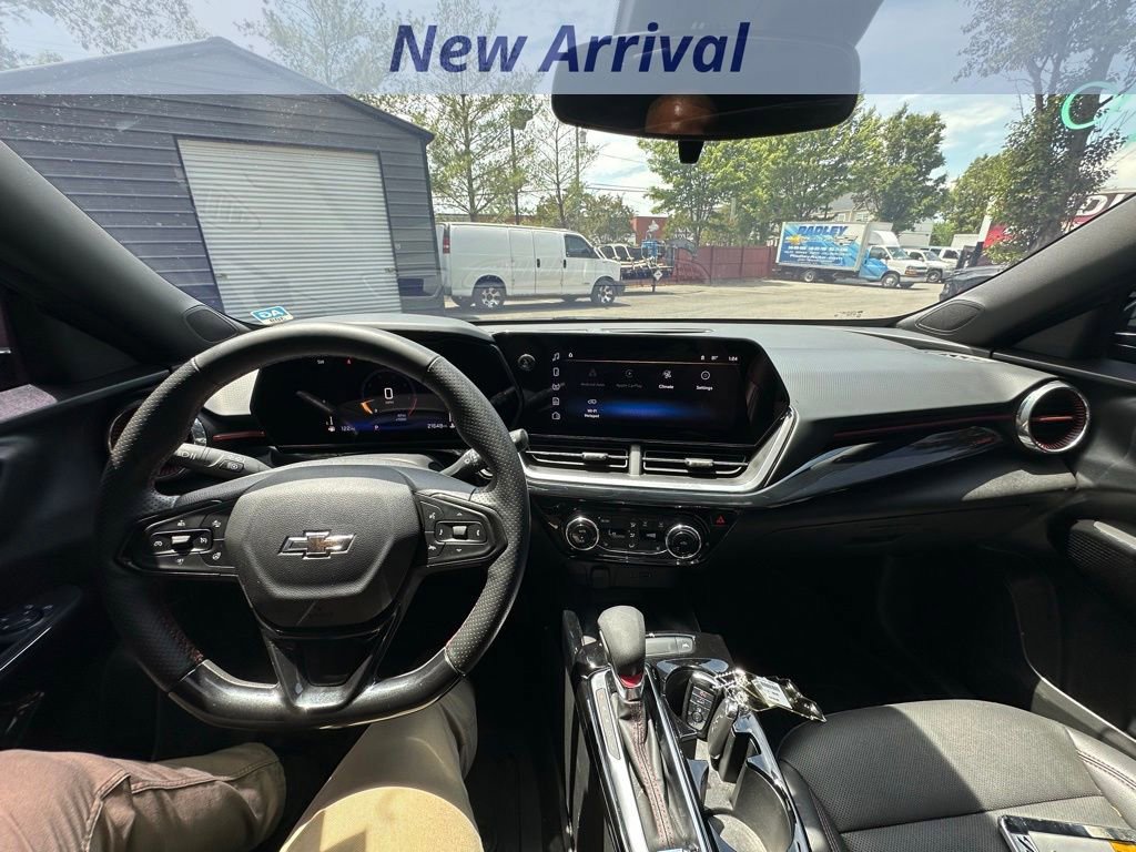 Used 2025 Chevrolet Trax RS w/ Sunroof Package FWD image 10