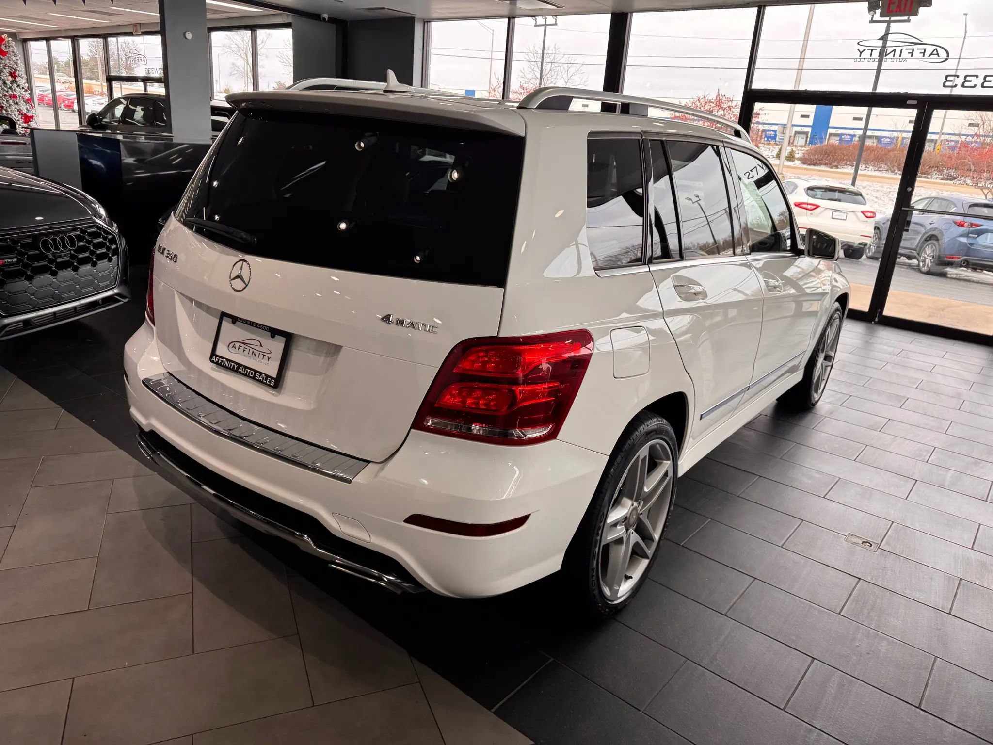 Used 2015 Mercedes-Benz GLK 350 4MATIC image 4