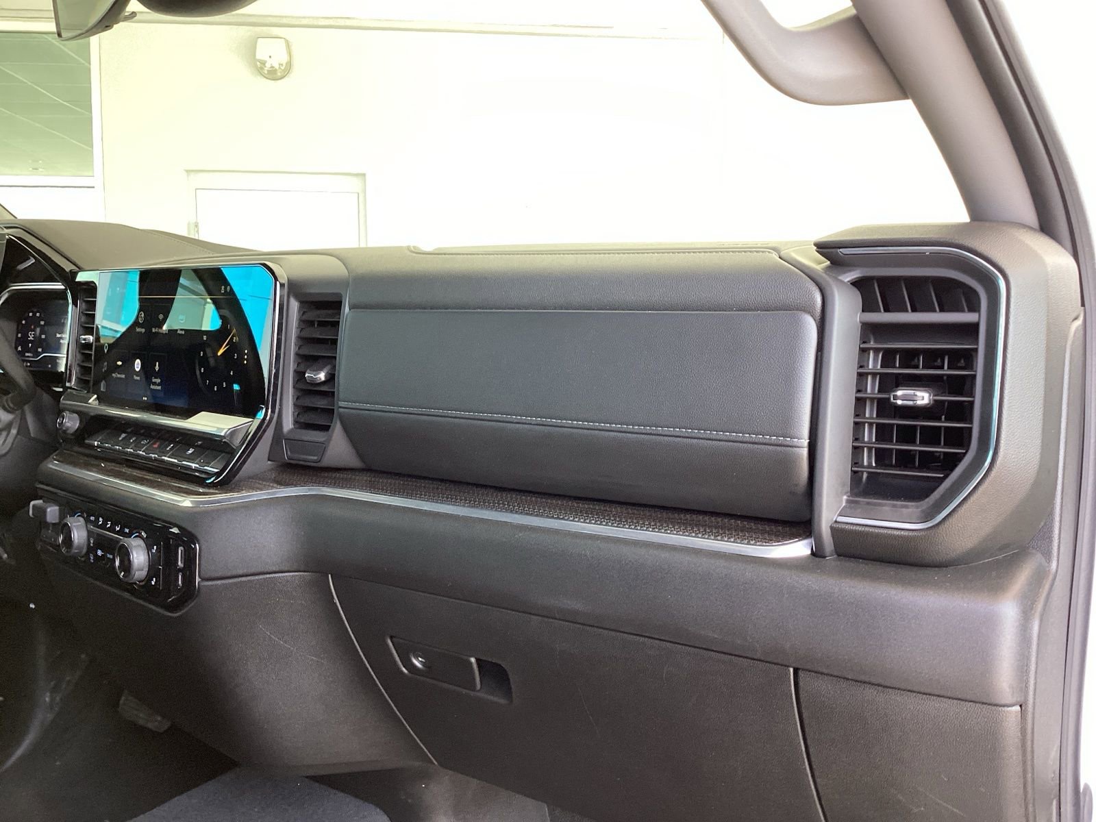 Used 2025 Chevrolet Silverado 2500 LT w/ Convenience Package image 16