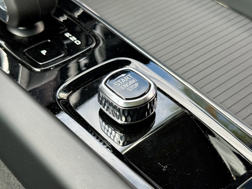 Certified 2025 Volvo XC60 B5 Core image 22