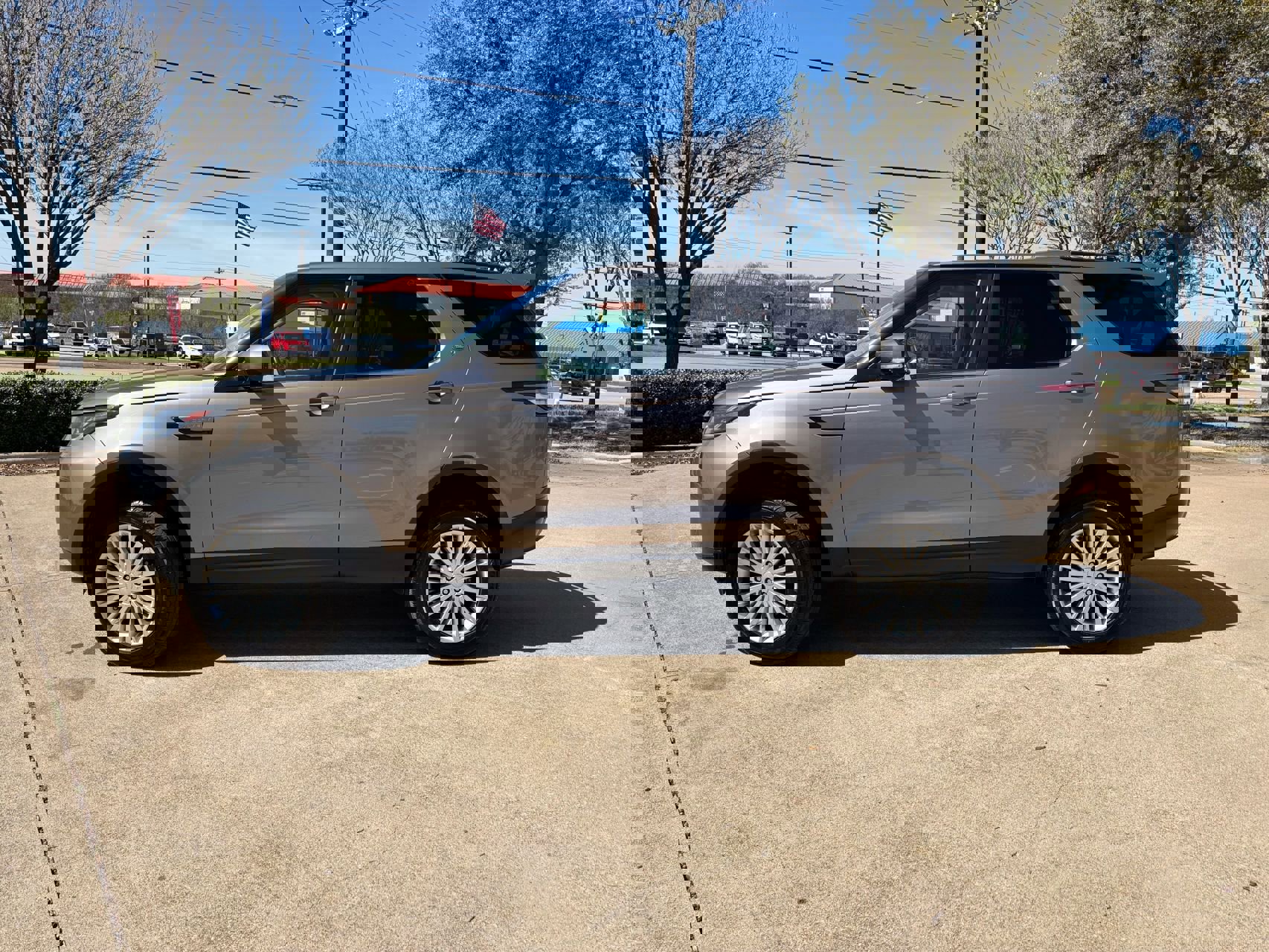 Used 2017 Land Rover Discovery SE image 11