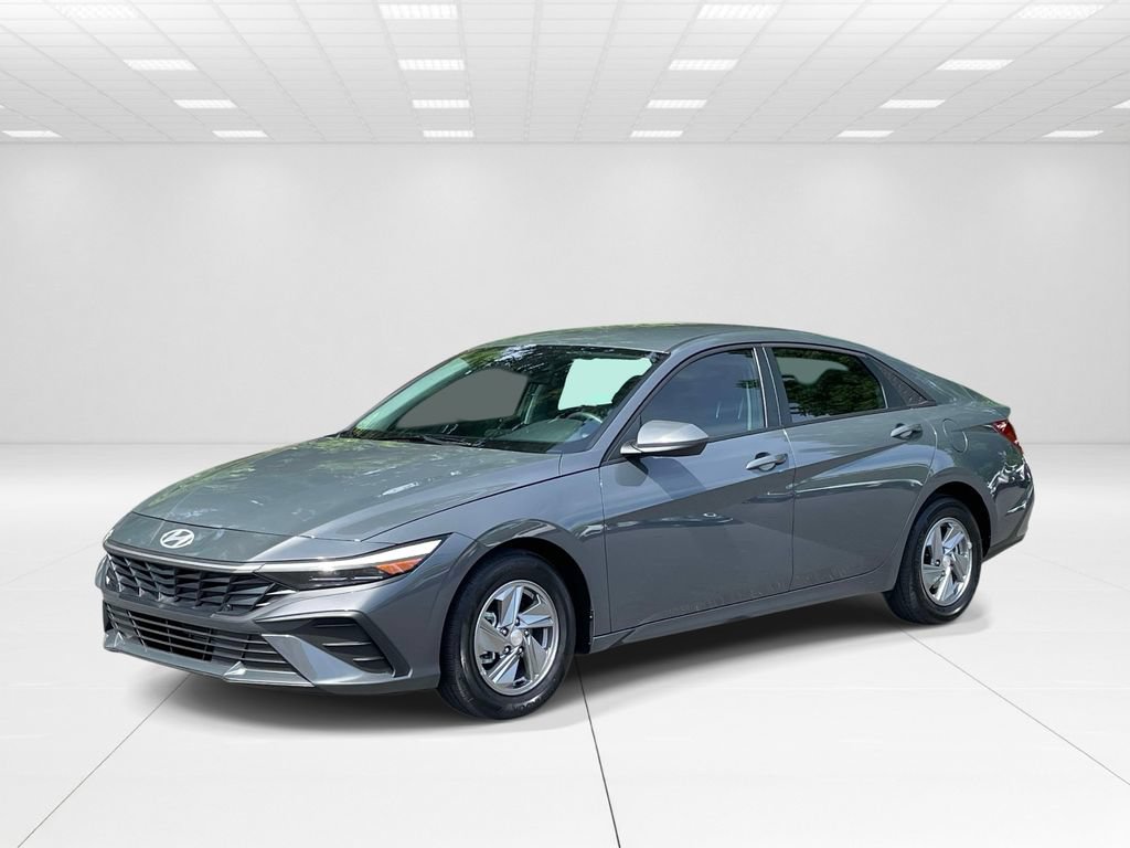 Certified 2025 Hyundai Elantra SE FWD image 3