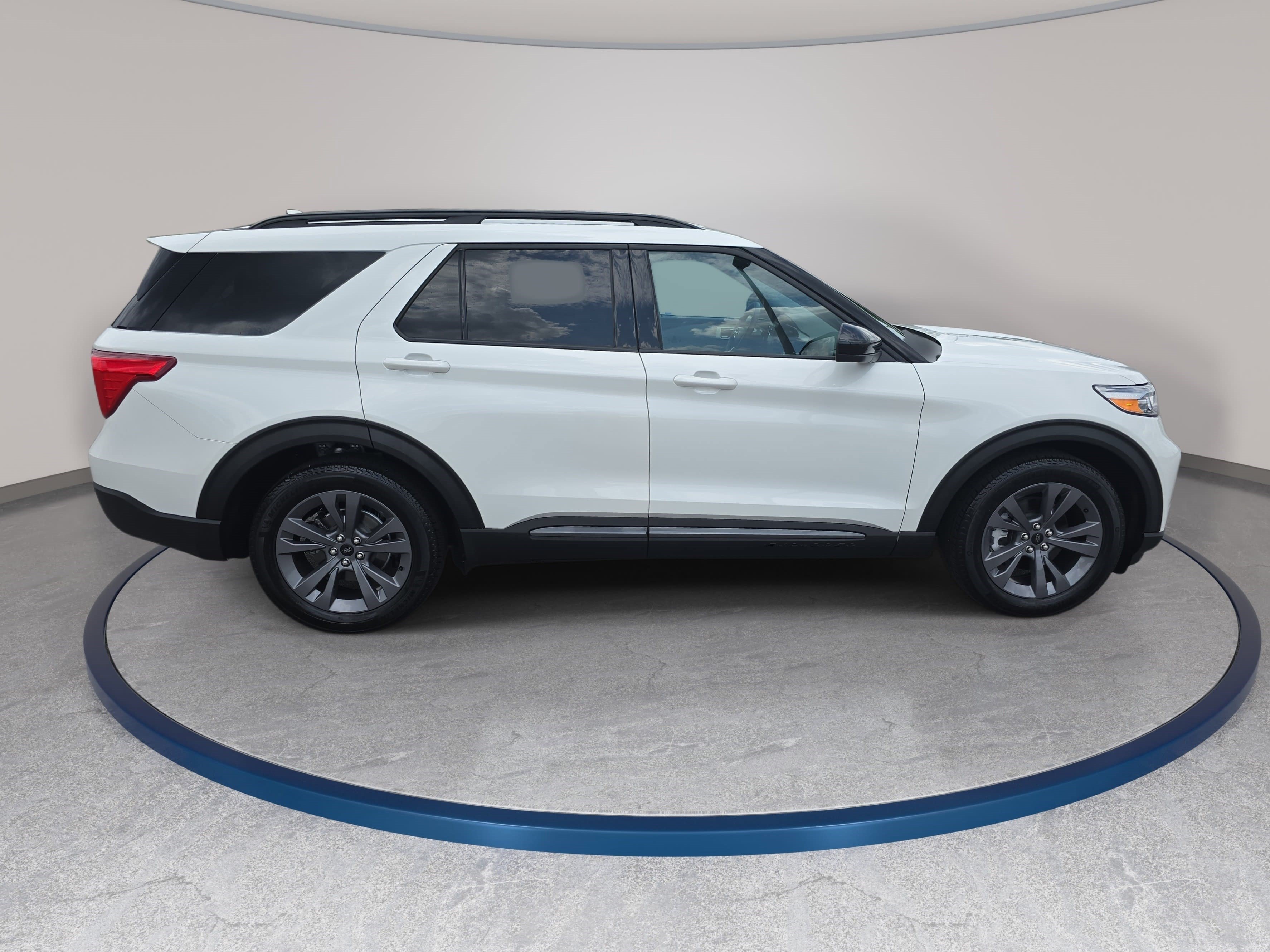Used 2023 Ford Explorer XLT w/ Equipment Group 202A RWD image 4