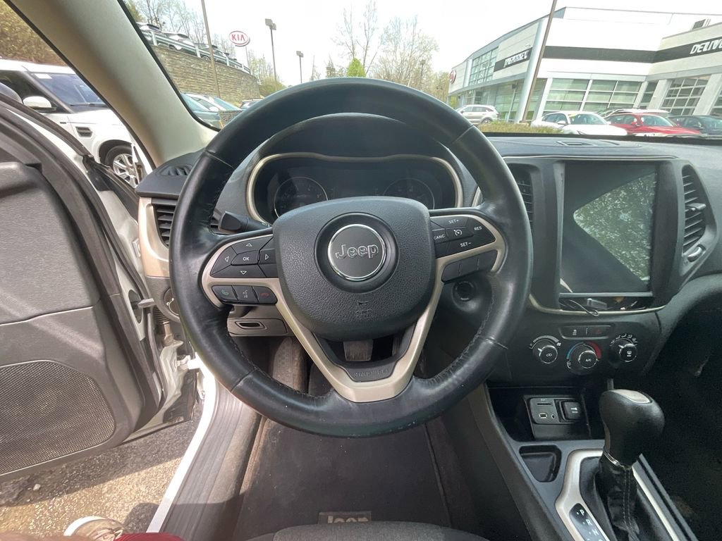 Used 2015 Jeep Cherokee Sport FWD image 15