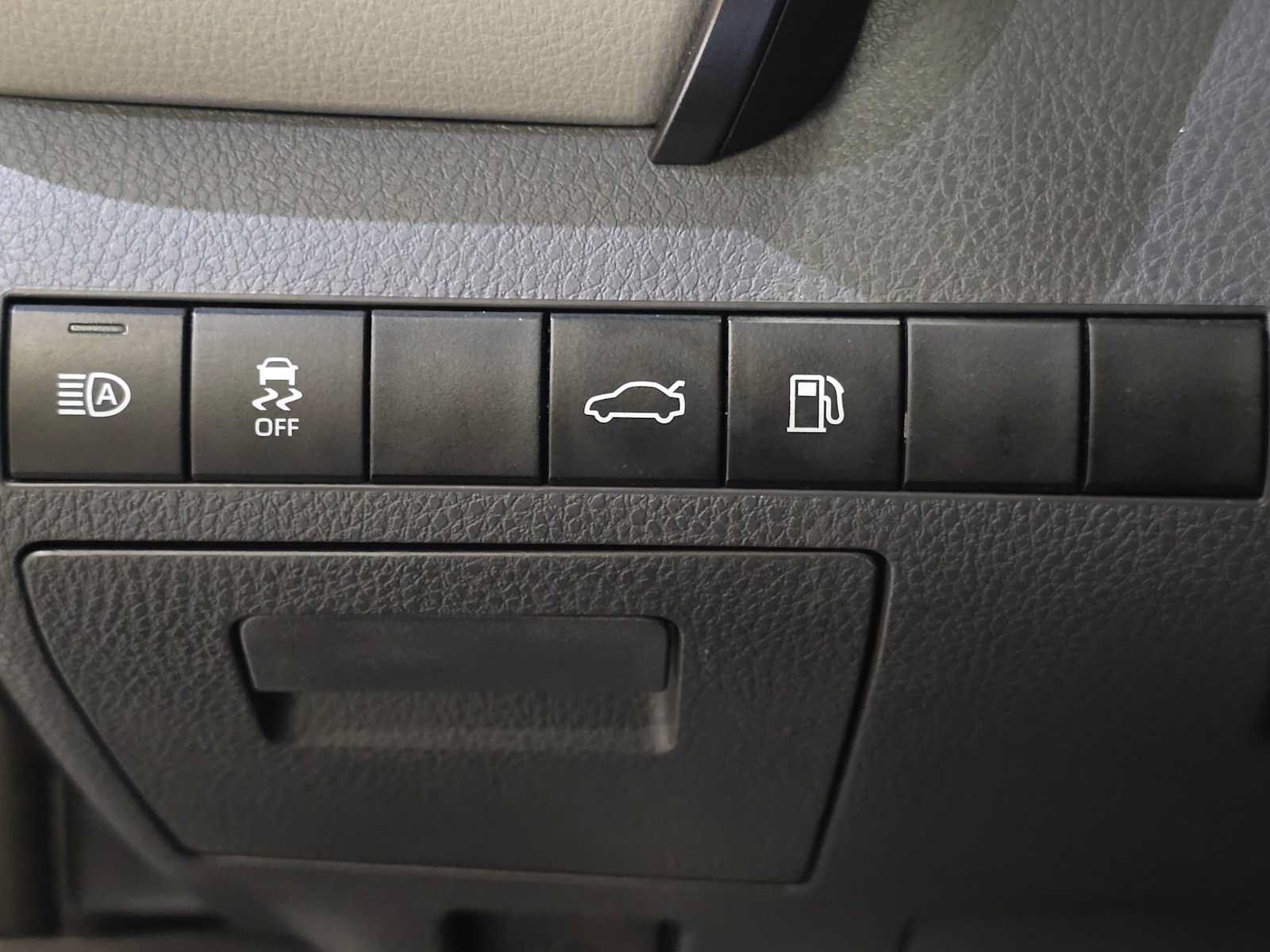 Used 2018 Toyota Camry LE FWD image 16