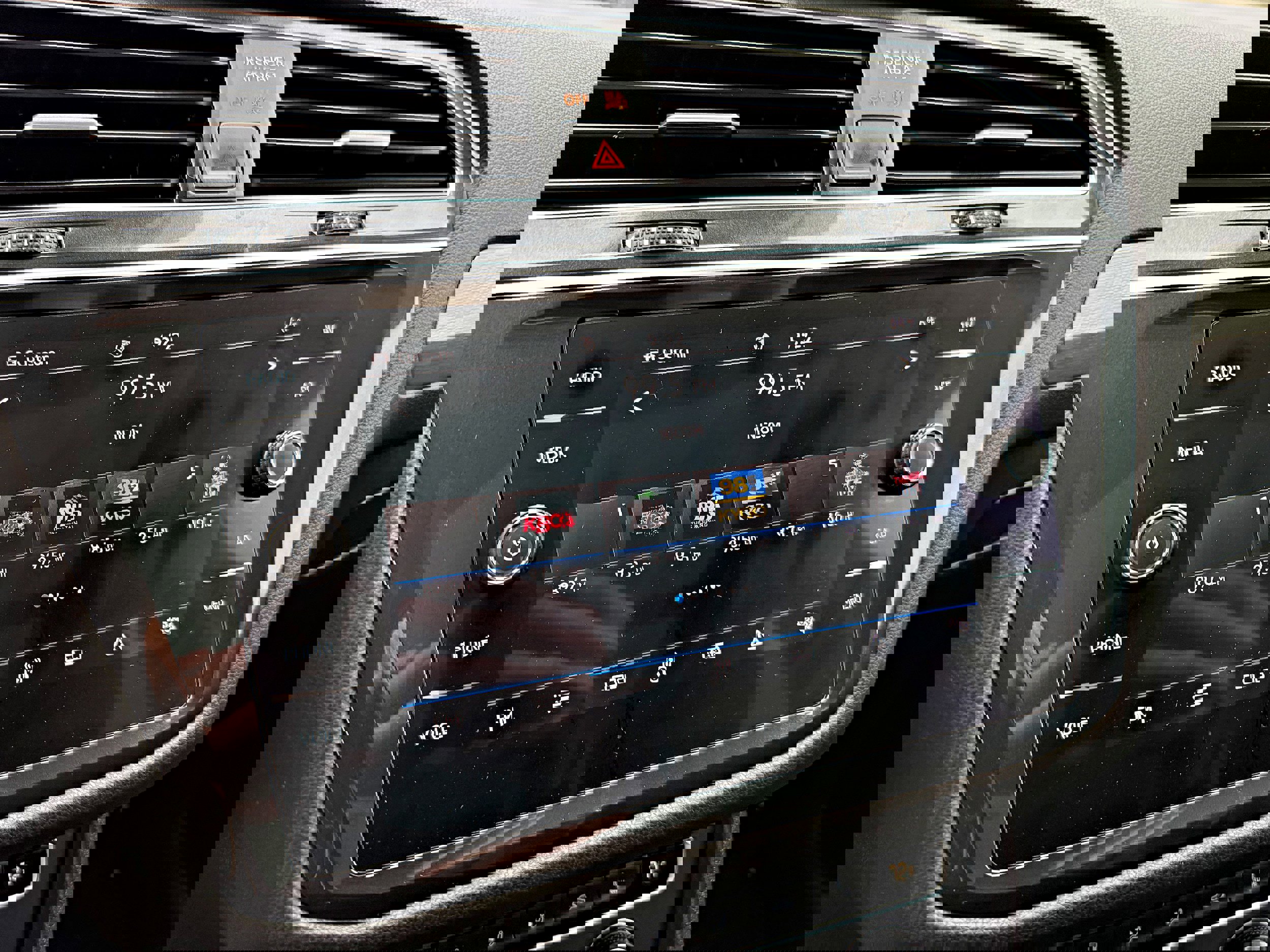 Used 2021 Volkswagen Tiguan SEL w/ 2-Row Tiguan MDO Package image 17