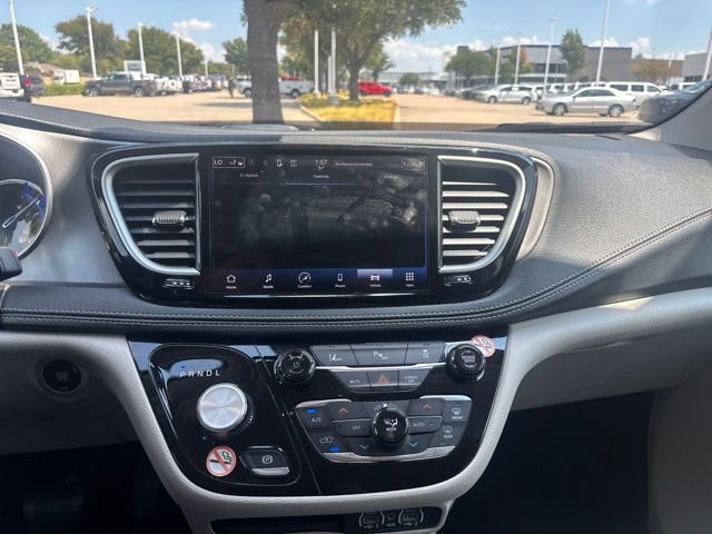 Used 2023 Chrysler Pacifica Touring-L FWD image 18