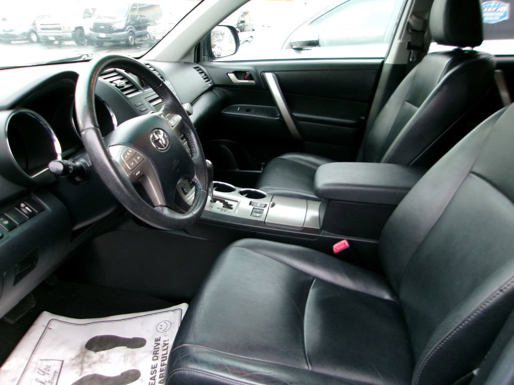 Used 2010 Toyota Highlander SE image 12