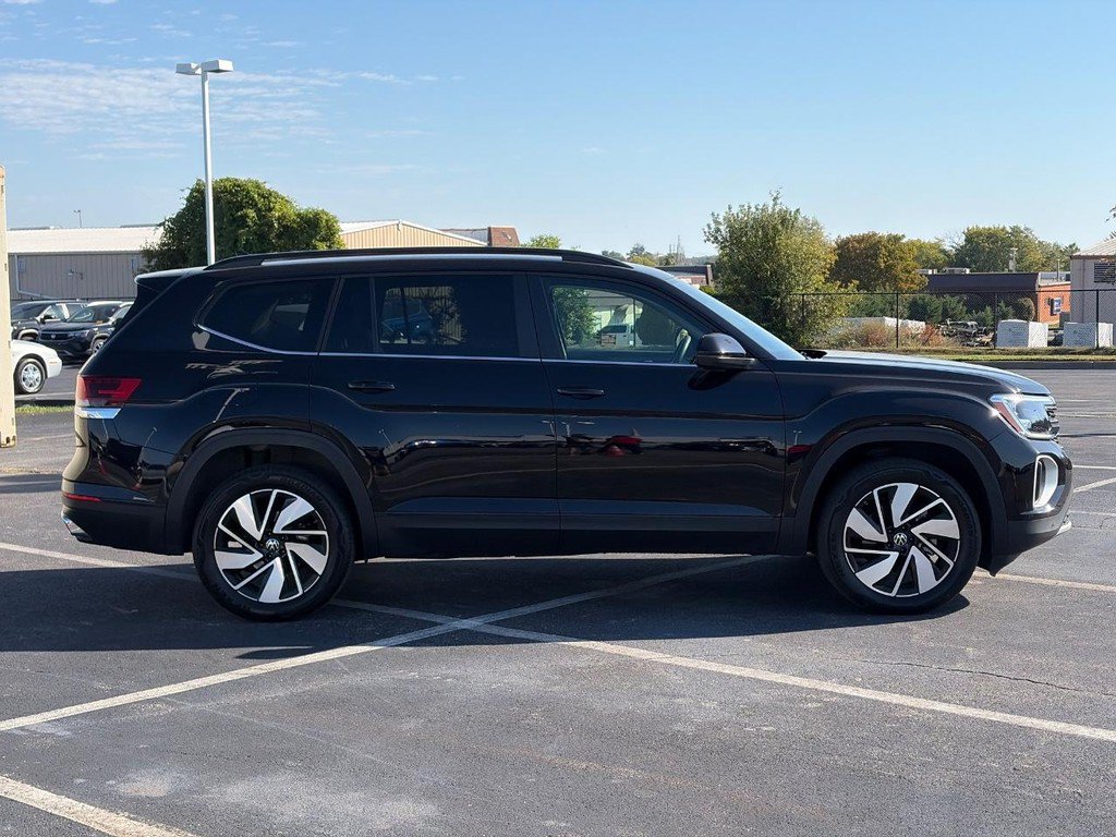 Used 2024 Volkswagen Atlas SE FWD image 2