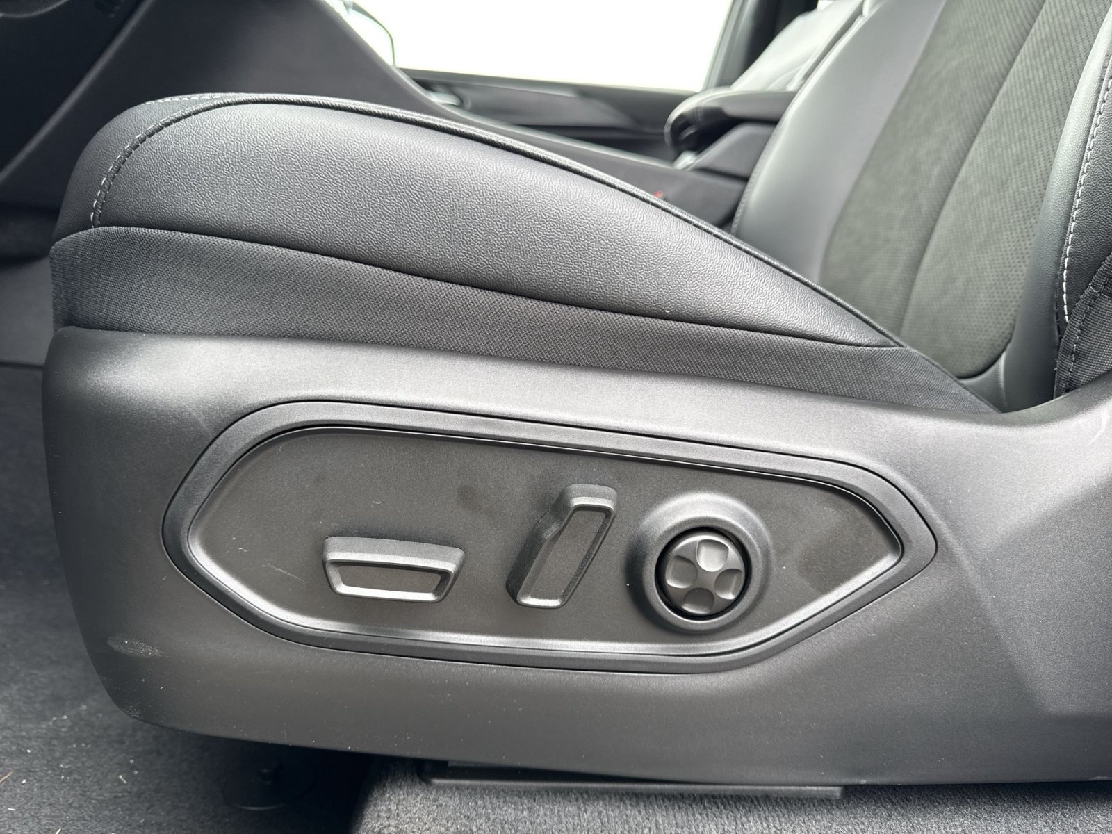 New 2025 Jeep Grand Cherokee L Altitude AWD/4WD image 14