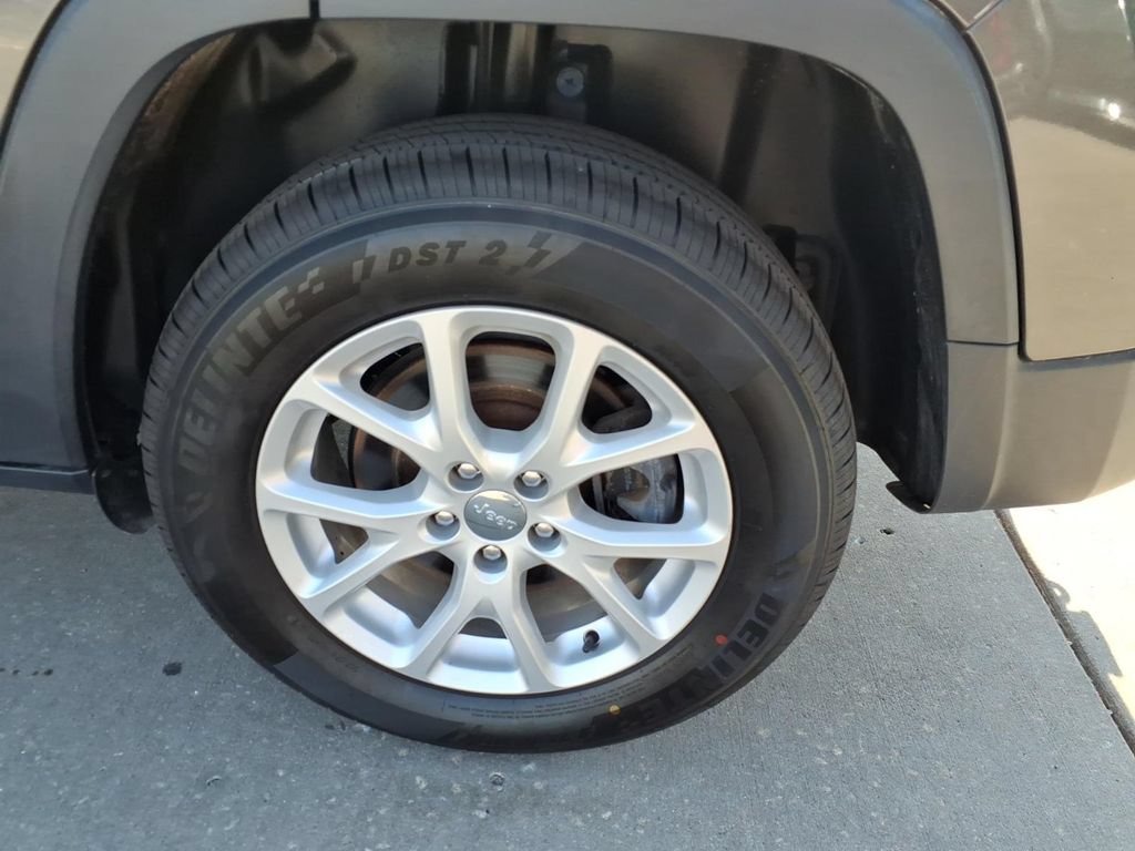 Used 2017 Jeep Cherokee Latitude w/ Cold Weather Group AWD/4WD image 12