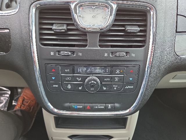 Used 2016 Chrysler Town & Country Touring-L FWD image 51