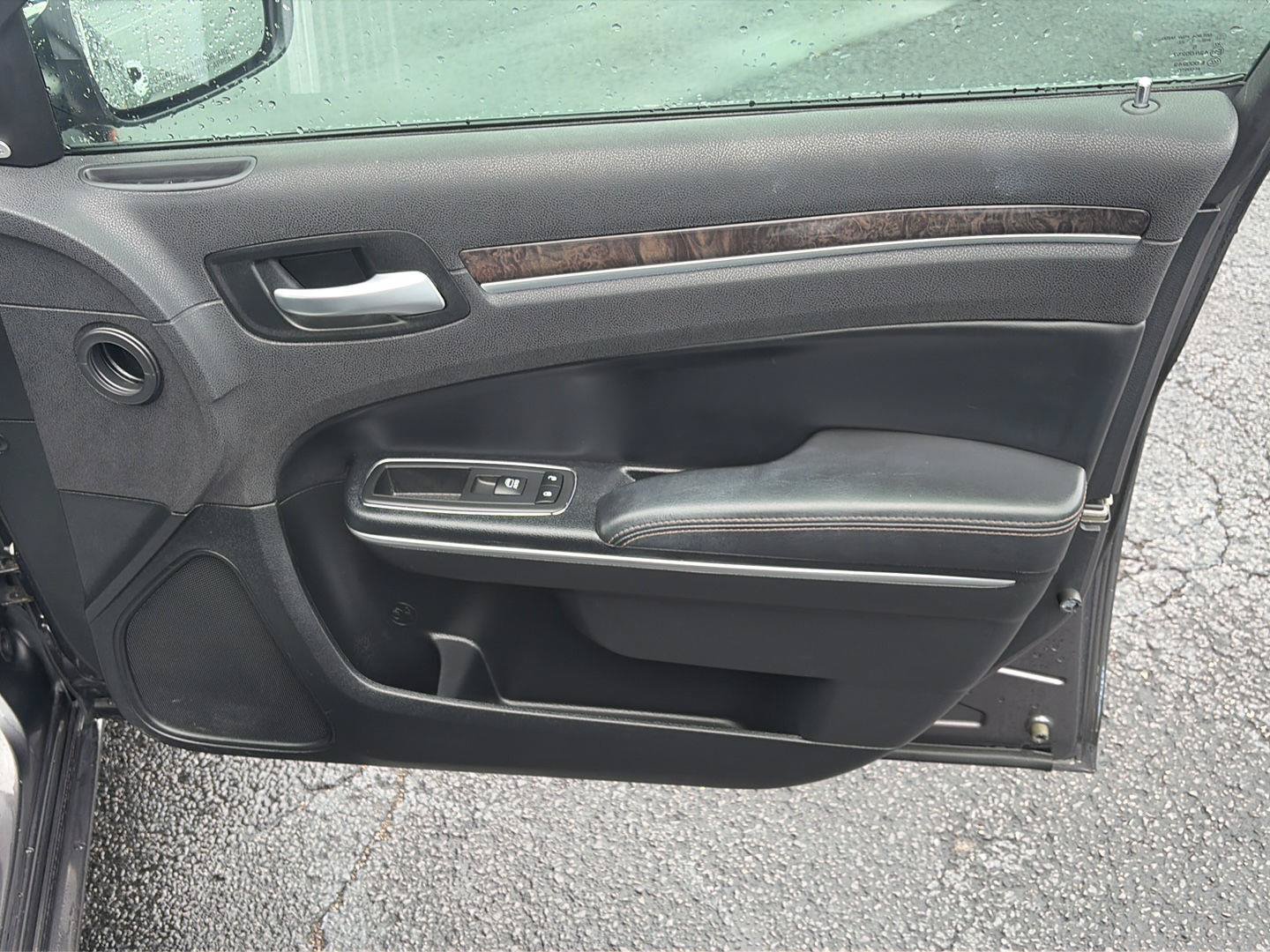 Used 2017 Chrysler 300 C RWD image 18