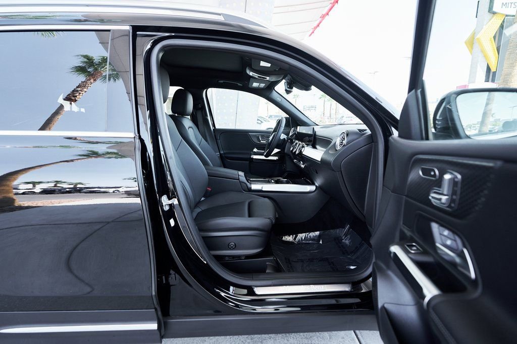 Used 2025 Mercedes-Benz GLB 250 4MATIC w/ Exclusive Package image 12