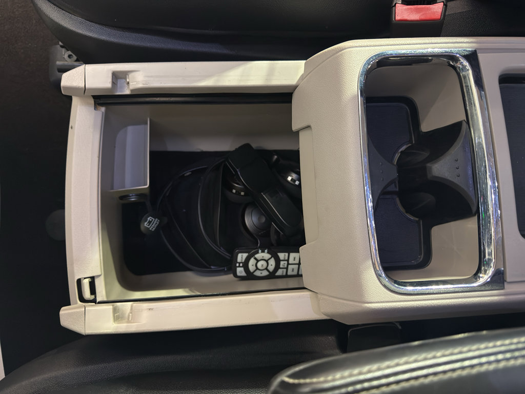 Used 2016 Chrysler Town & Country Touring FWD image 19