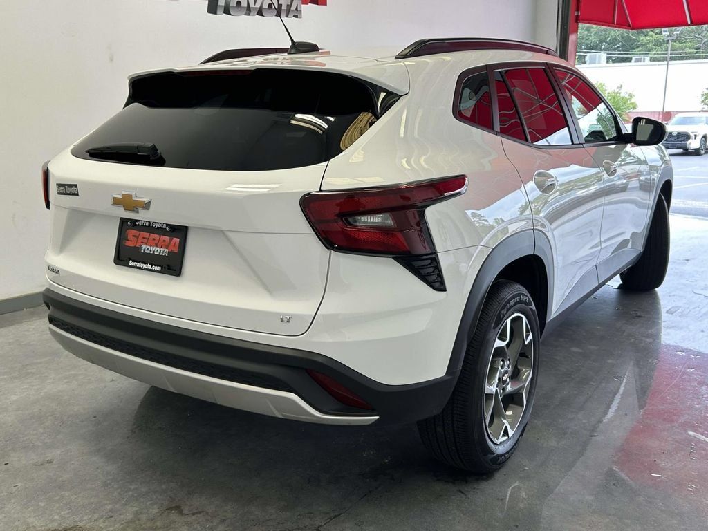 Used 2025 Chevrolet Trax LT w/ LT Convenience Package FWD image 3