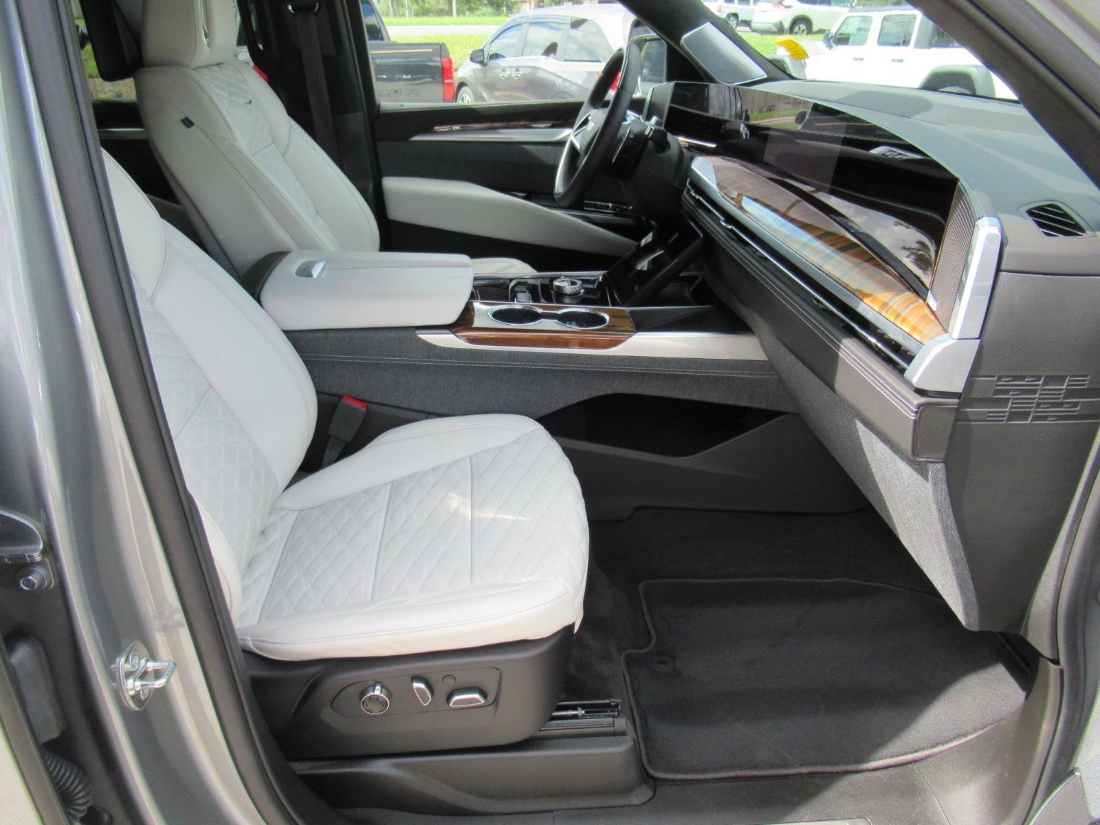 Certified 2026 Cadillac Escalade ESV Platinum Sport w/ LPO, ONYX Package AWD/4WD image 11