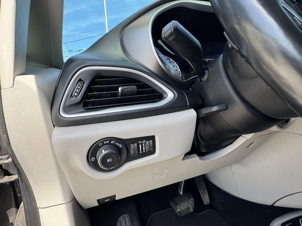 Used 2020 Chrysler Pacifica Touring-L w/ Tire & Wheel Group image 27