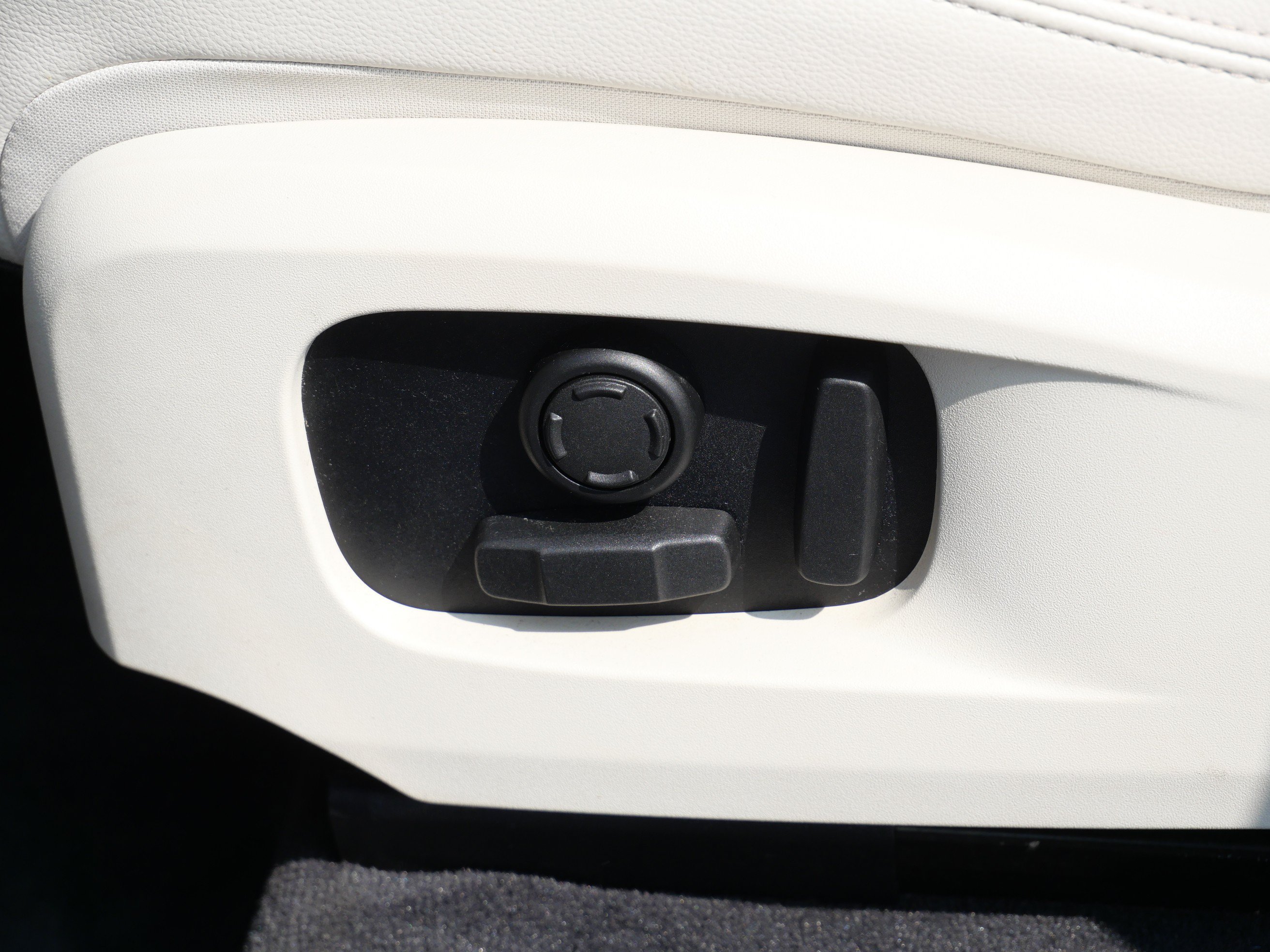 Certified 2025 Jaguar F-PACE R-Dynamic S AWD/4WD image 14