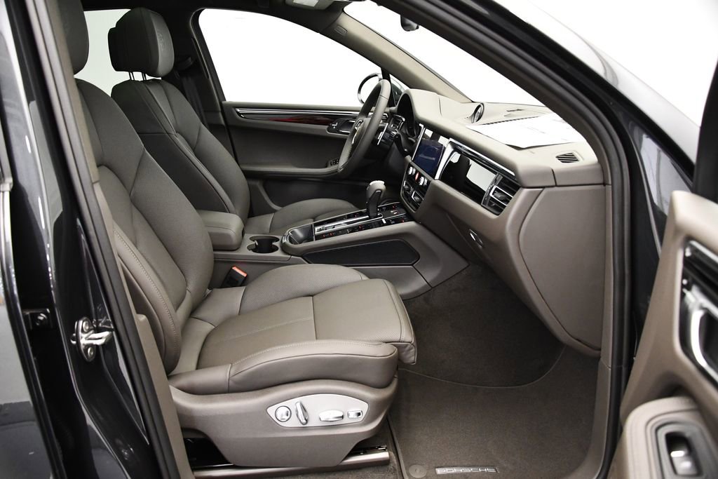 Used 2025 Porsche Macan image 46