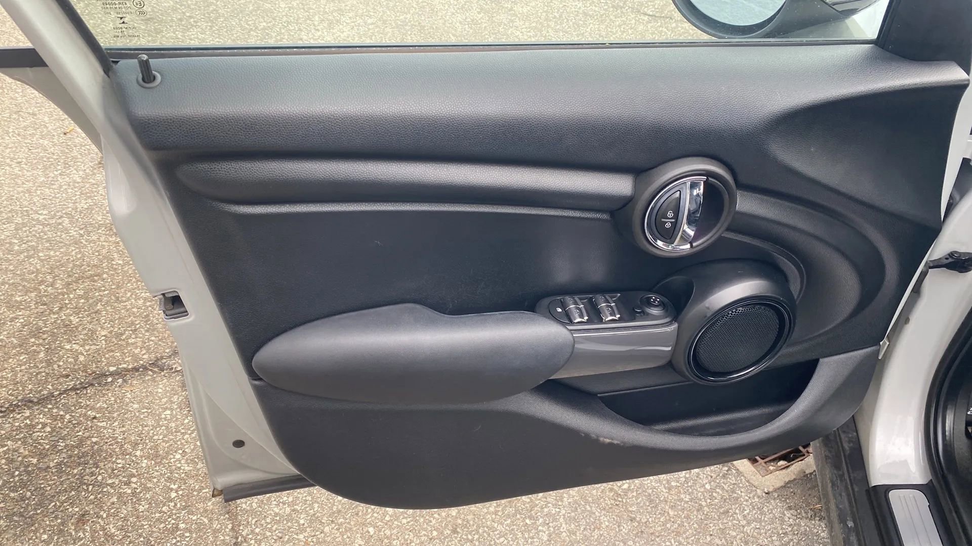 Used 2020 MINI Cooper 4-Door Hardtop w/ Storage Package image 8
