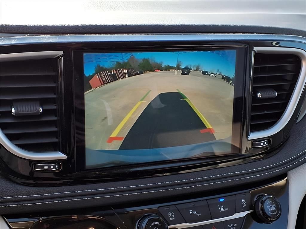 Used 2024 Chrysler Pacifica Touring-L FWD image 4
