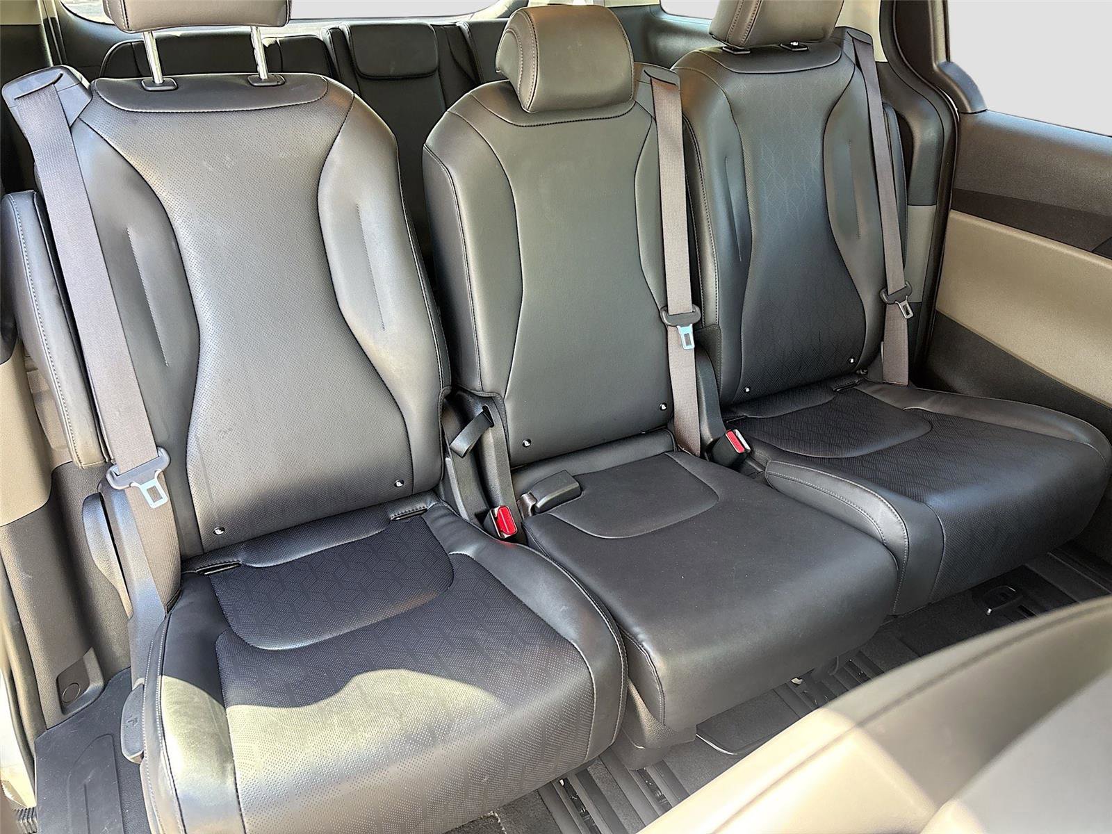 Used 2025 Kia Carnival FWD image 32