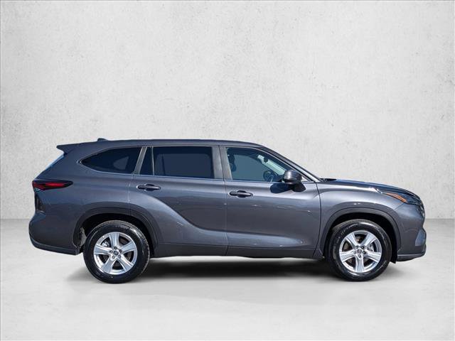 Used 2025 Toyota Highlander LE image 4