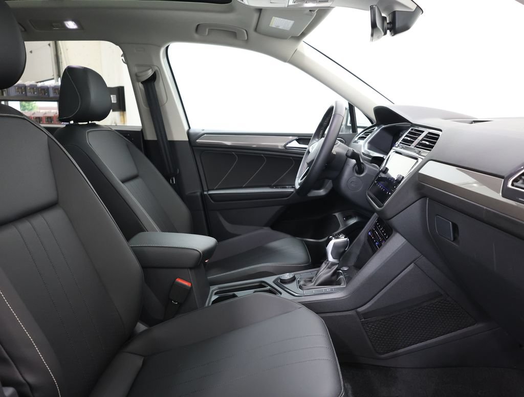 Used 2024 Volkswagen Tiguan SE w/ Panoramic Sunroof Package AWD/4WD image 21