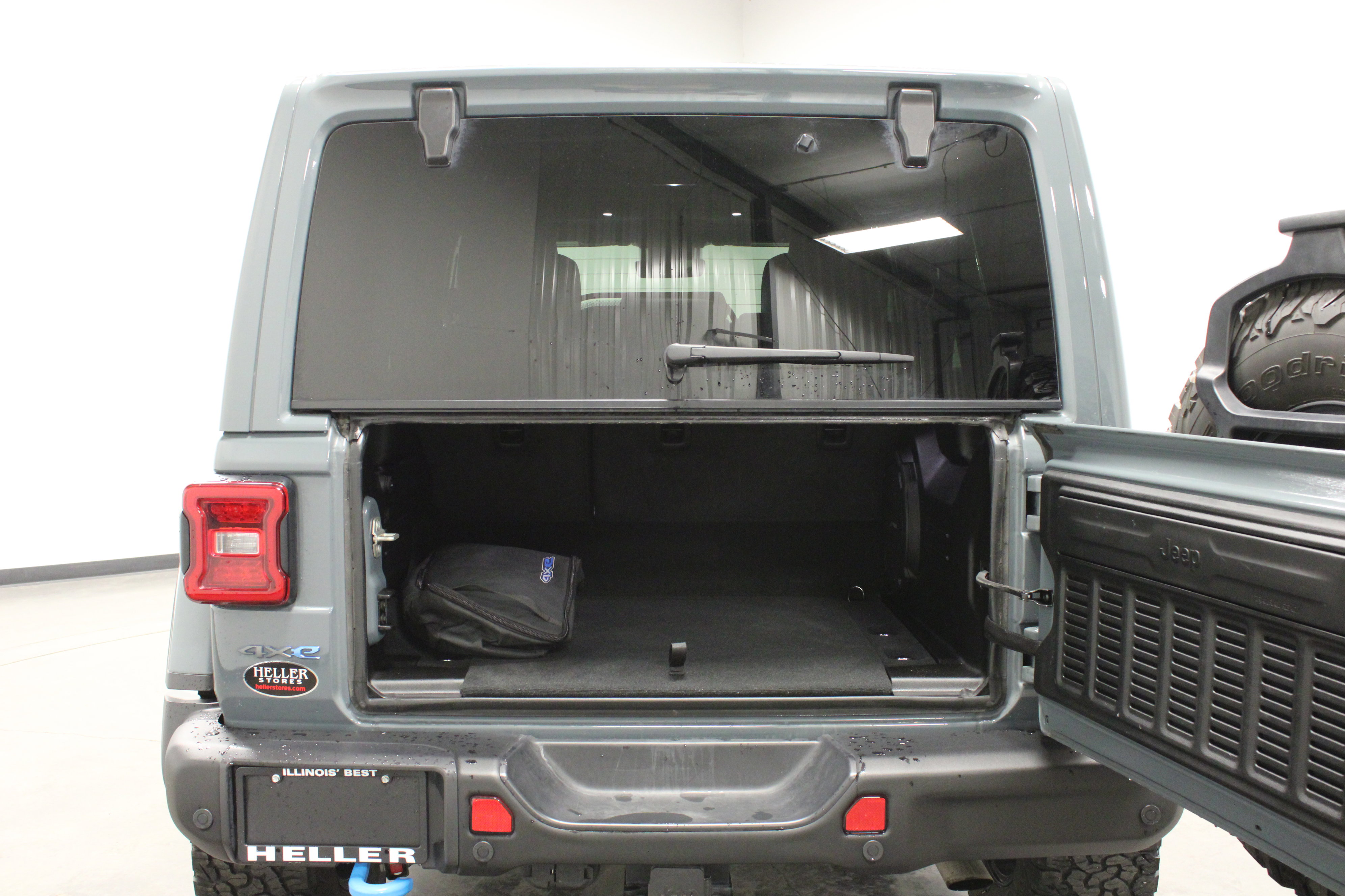 Used 2024 Jeep Wrangler Unlimited Rubicon 4xe image 13