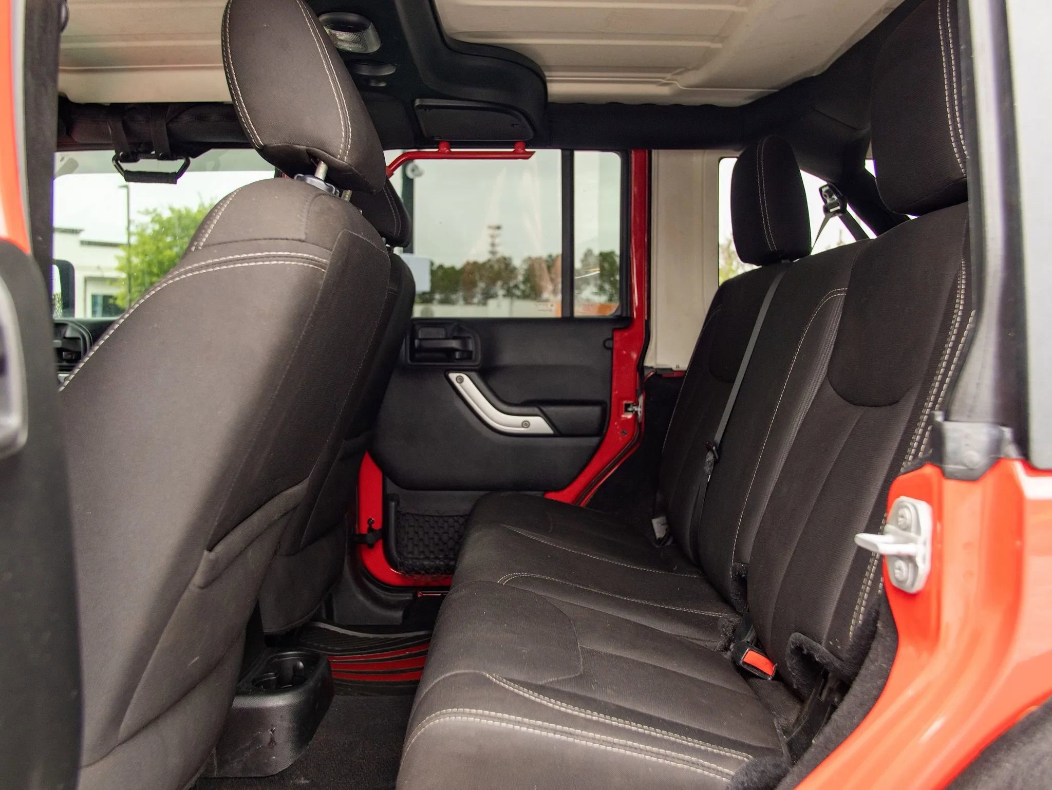 Used 2018 Jeep Wrangler Unlimited Sahara w/ Connectivity Group image 27