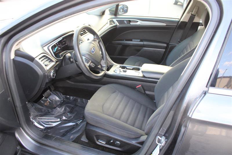 Used 2017 Ford Fusion SE w/ Fusion SE Technology Package image 8