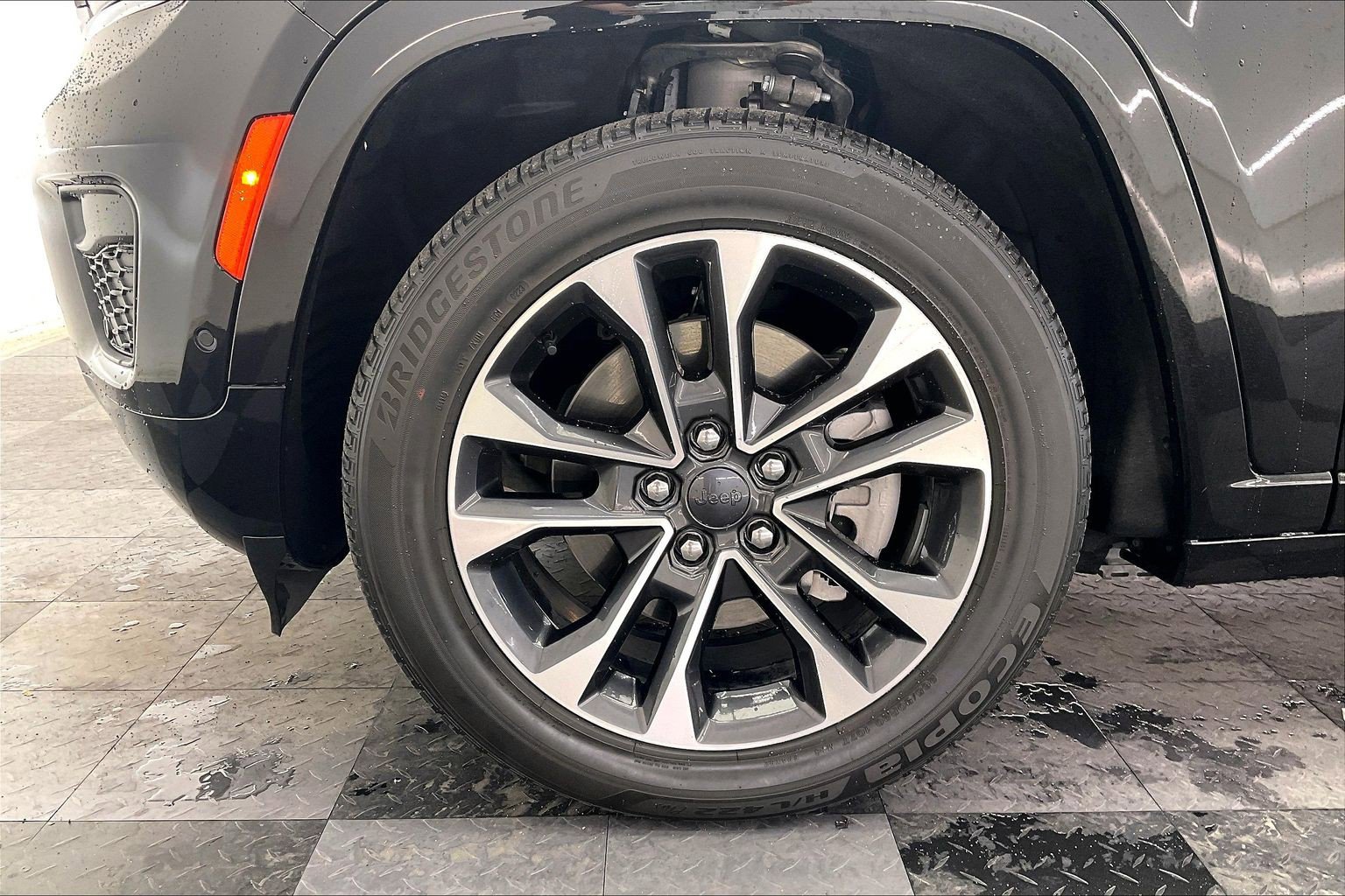 Used 2023 Jeep Grand Cherokee Overland w/ Advanced Protech Group III AWD/4WD image 8