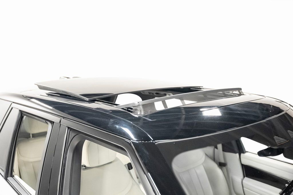 Used 2025 Land Rover Range Rover SE image 54