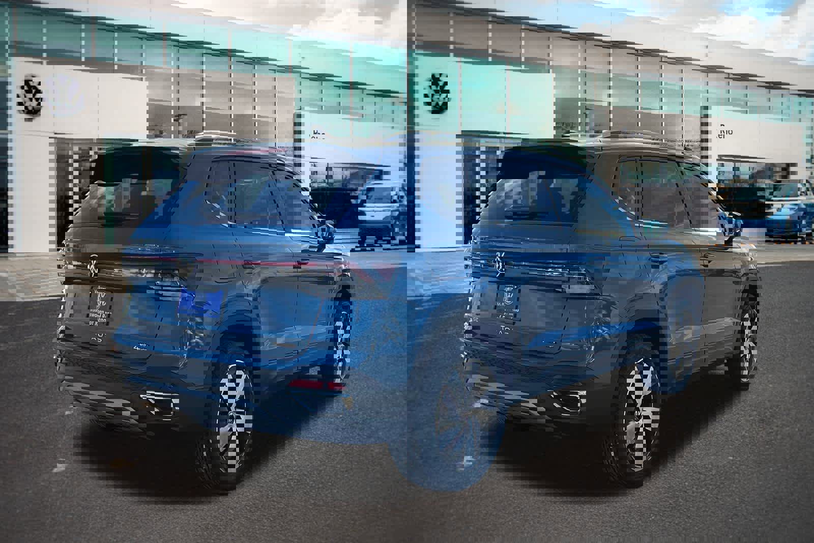 Used 2025 Volkswagen Taos SE image 5