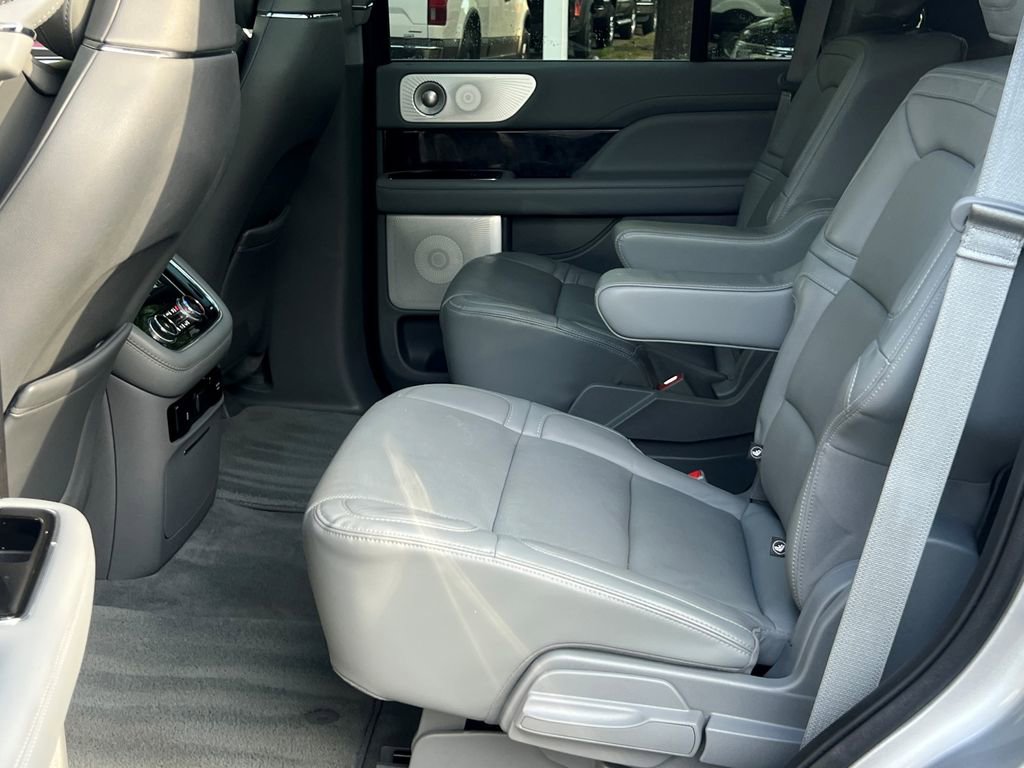 Used 2021 Lincoln Navigator Reserve w/ Luxury Package image 18