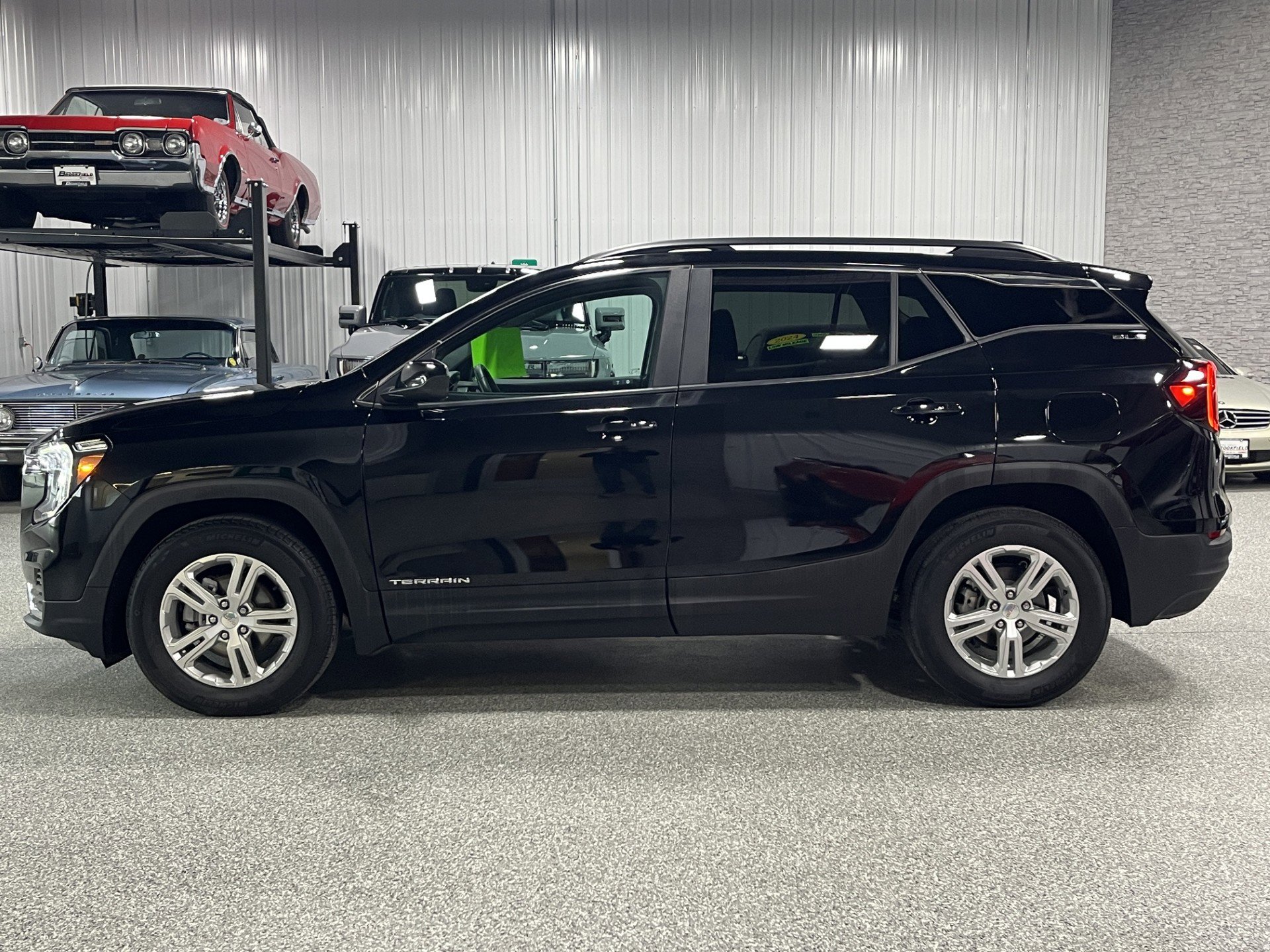 Used 2022 GMC Terrain SLE w/ Driver Convenience Package image 2