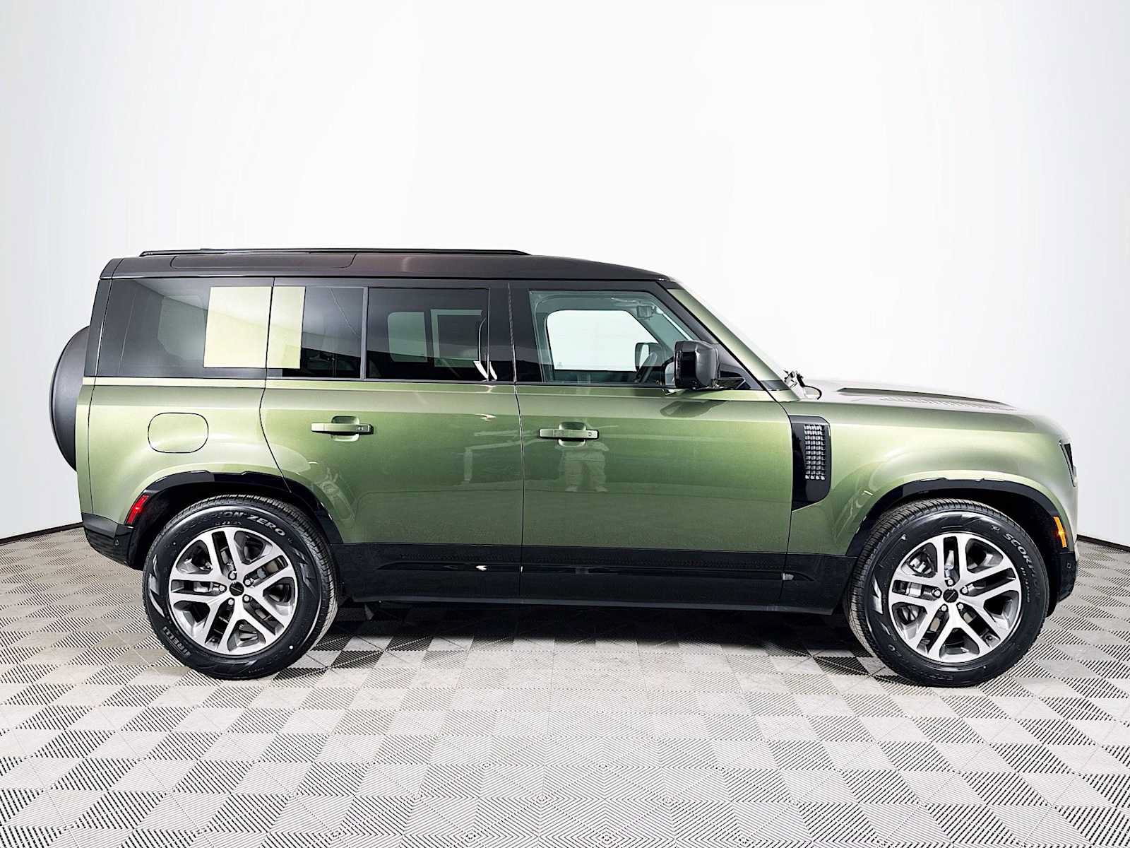 New 2026 Land Rover Defender 110 X-Dynamic SE AWD/4WD image 4