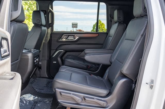 Used 2025 GMC Yukon XL Denali AWD/4WD image 8