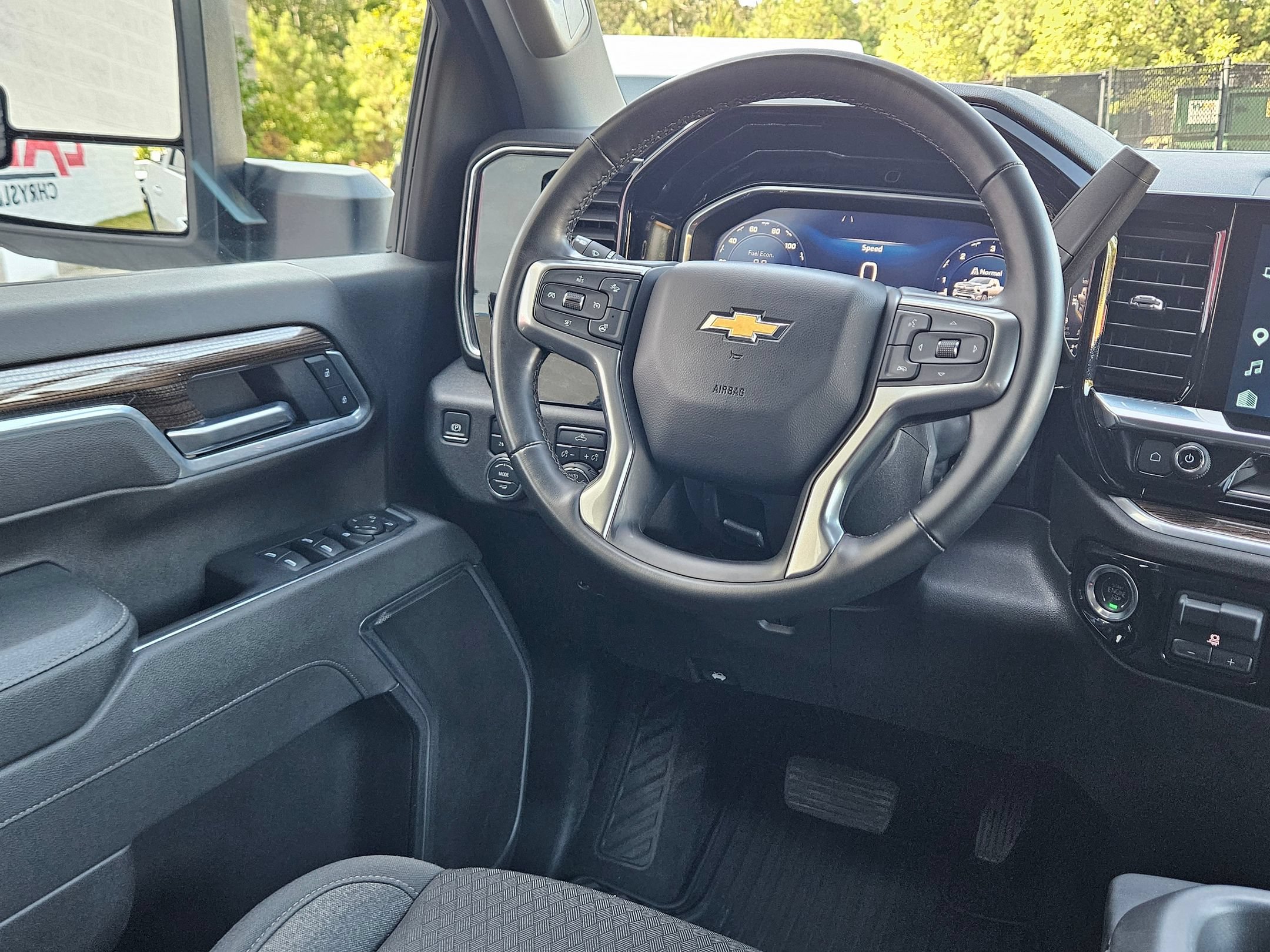 Used 2025 Chevrolet Silverado 2500 LT w/ Convenience Package AWD/4WD image 9
