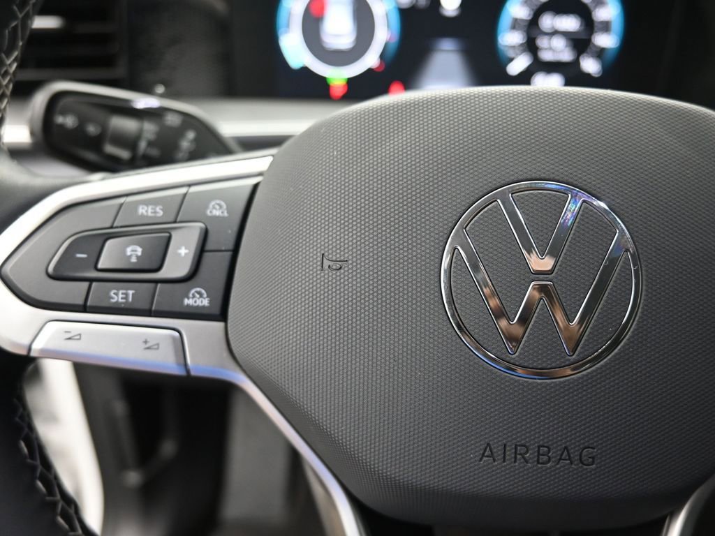 Used 2025 Volkswagen Tiguan SE image 15